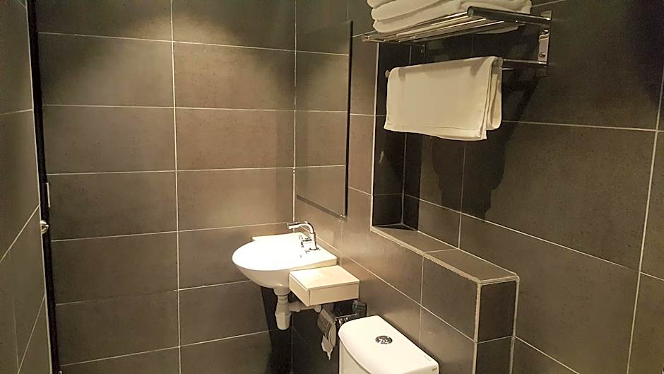 9 Square Hotel - Sri Kembangan