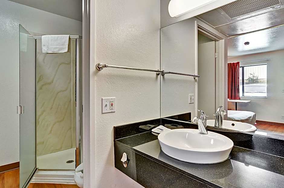 Motel 6 Pittsburgh - Crafton