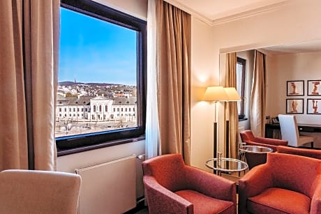 1 King 1 Bedroom Comfort Suite with Living Area