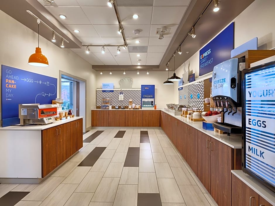 Holiday Inn Express & Suites Salem North-Keizer By IHG