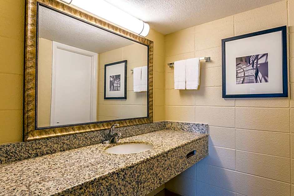 Howard Johnson by Wyndham Virginia Beach At The Beach