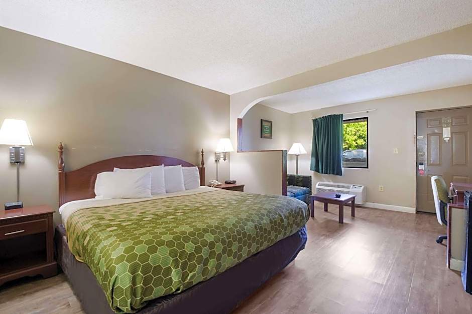 Econo Lodge Inn & Suites East