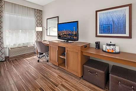 1 King Mobility/Hearing Acc Ri Shower Nosmok