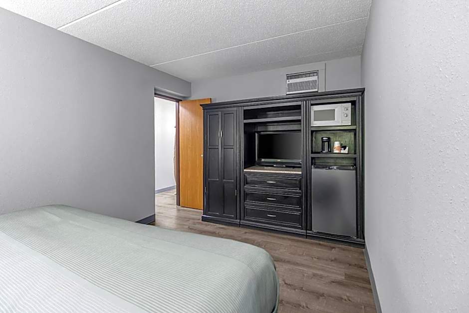 Quality Inn & Suites Gibsonia - Pittsburgh North