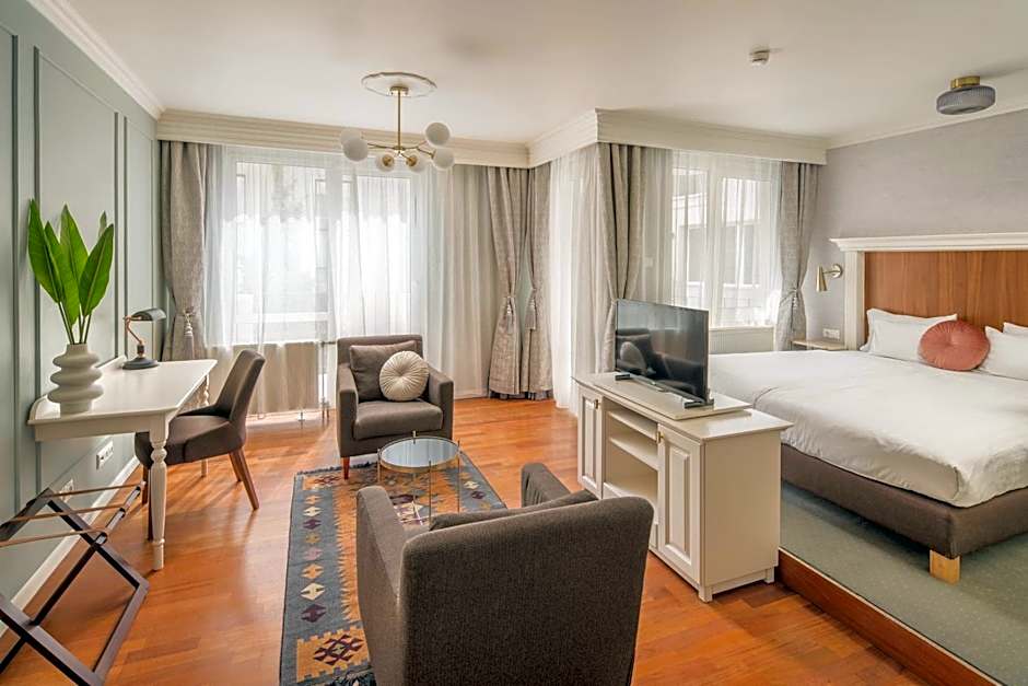 Queen'S Court Hotel & Residence