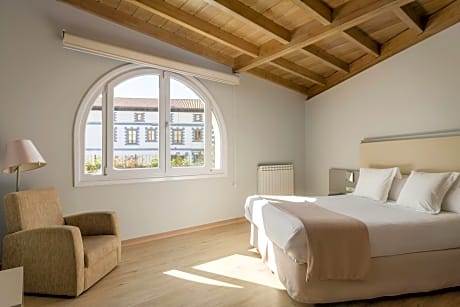 Family Apartment (2 Adults + 2 Children)