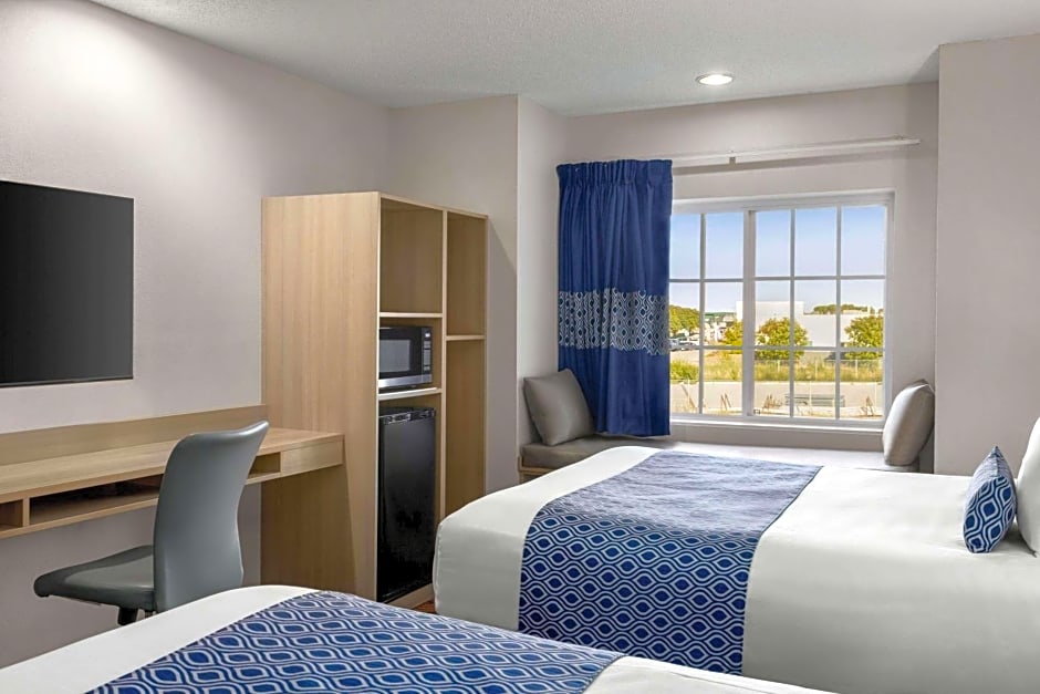 Microtel Inn & Suites By Wyndham Lincoln