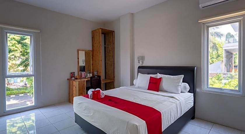 RedDoorz Plus Syariah @ Raya Nginden 2