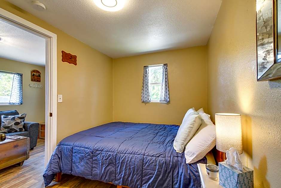 Cozy Coos Bay Retreat with On-Site Creek and Fishing!
