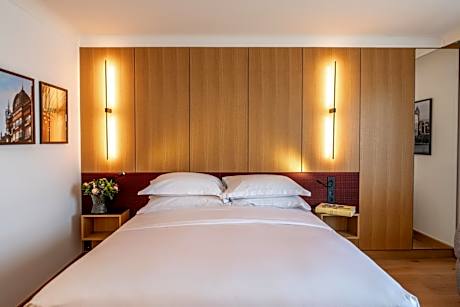 Superior King Room with City View