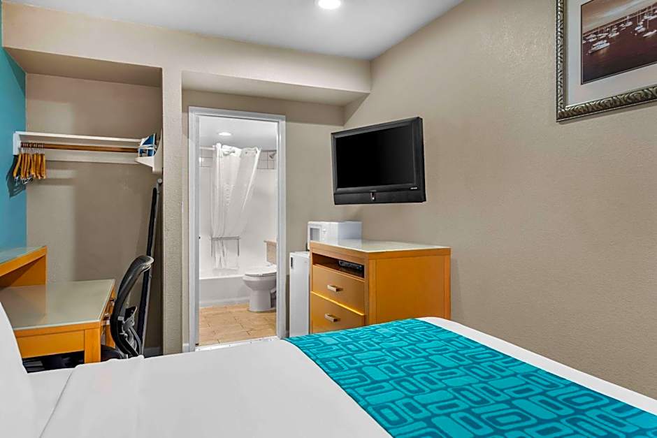 Howard Johnson by Wyndham Santa Cruz