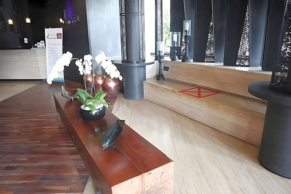 J Hotel Kuta