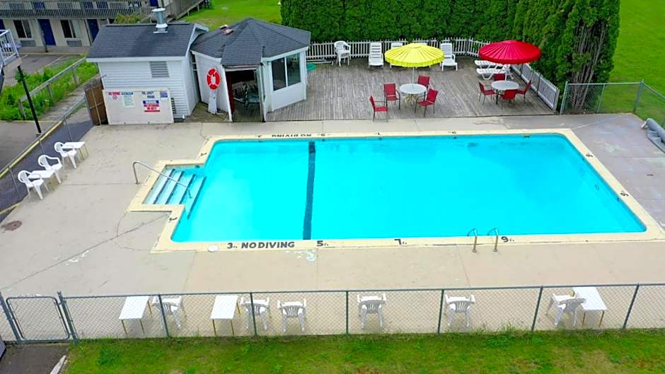 Days Inn & Suites by Wyndham St. Ignace Lakefront