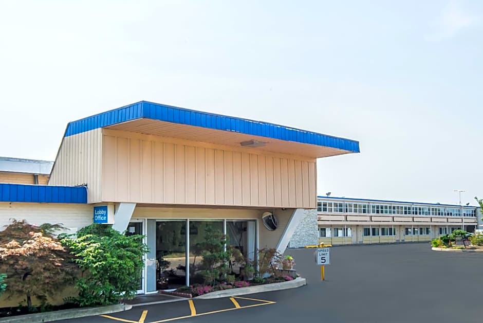 Days Inn by Wyndham Hicksville Long Island