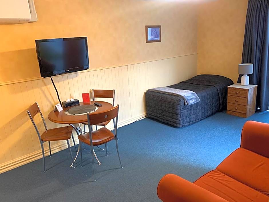 Red Tussock Motel