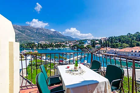 Apartments & Rooms Mihajica