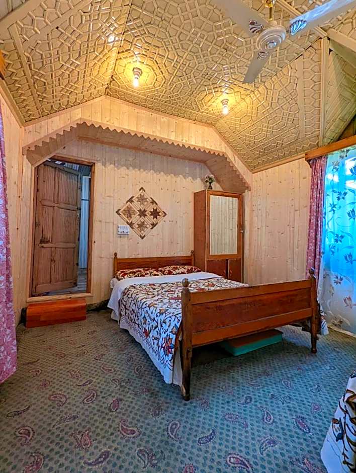 Golden Hopes Group of Houseboats