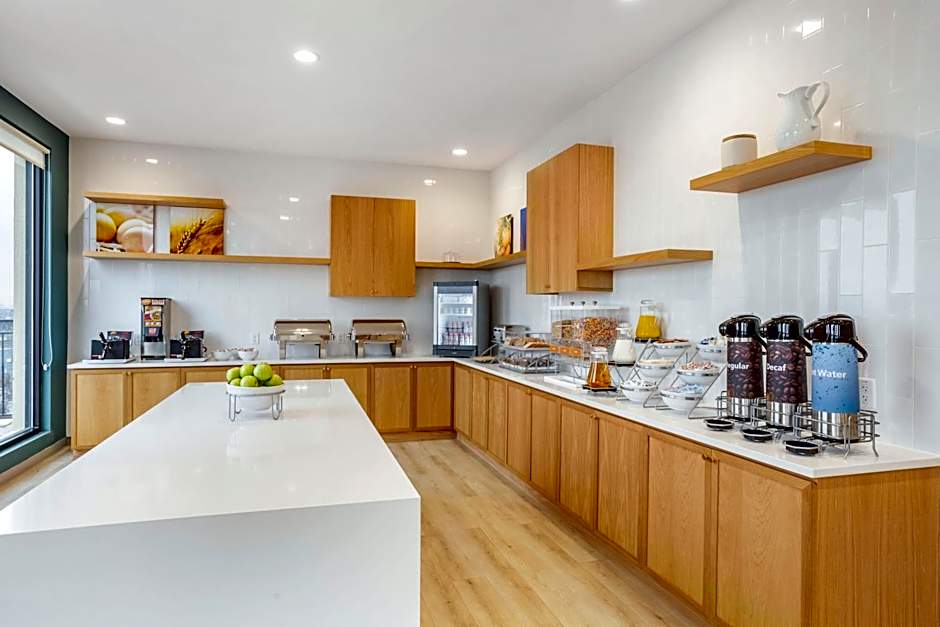 Comfort Inn & Suites Newark Liberty International Airport