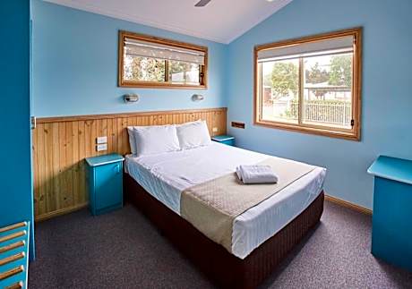 Two-Bedroom Family Cabin with Spa Bath