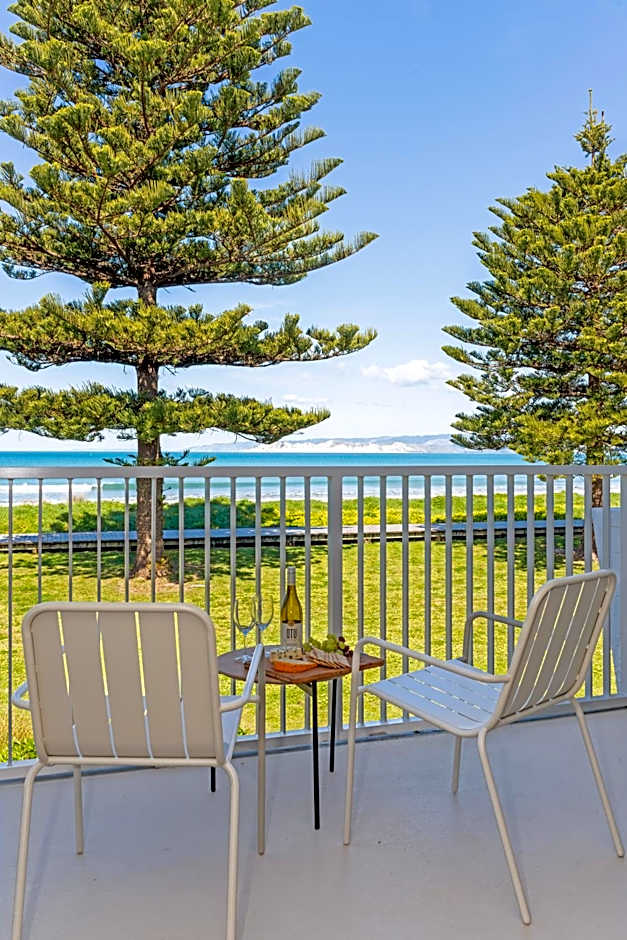 Whispering Sands Beachfront Motel