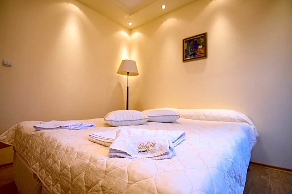 Parklands Hotel & Pool