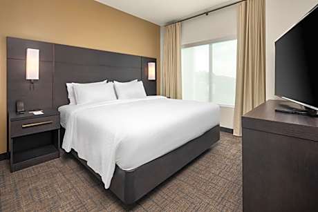 King Studio with Sofa Bed and Roll-in Shower - Mobility Accessible