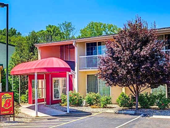HomeSpring Inn & Studios