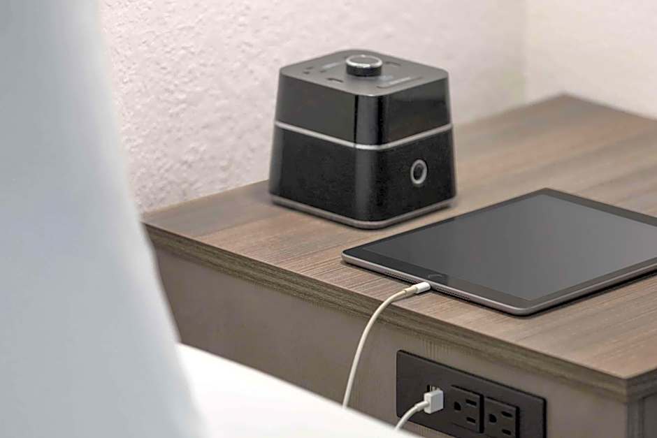 La Quinta Inn & Suites by Wyndham Cleveland Airport West