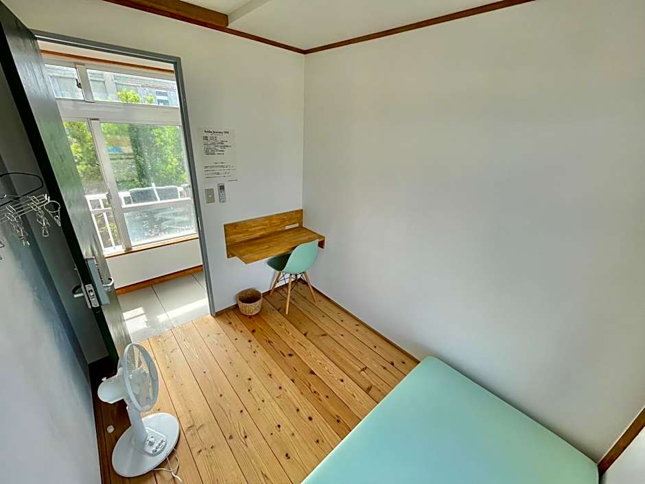 交流型ゲストハウス伊良部ジャーニーインIrabu Joureny INN#毎日みんなで夕食会#ゲストさんは20-30代が中心#海徒歩1分#空港車で5分#本格フィンランドサウナ付き#海と星と夕日が見える屋上あり