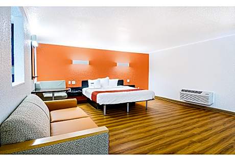 Deluxe King Suite - Non-Smoking