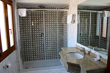 Single Room (1 Twin Bed)