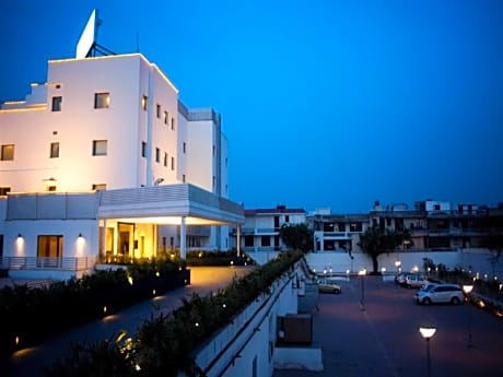 Vibe By The Lalit Traveller