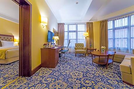 Executive King Suite with City View - Non-Smoking