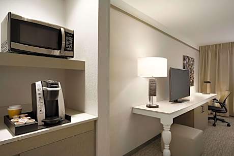 1 KNG 1 BDRM STE MOBILITY/HEARING ACCESS TUB