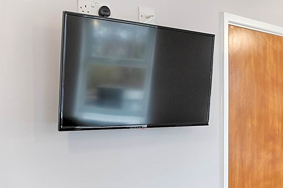 Contractor Base - Kitchen - Parking Included