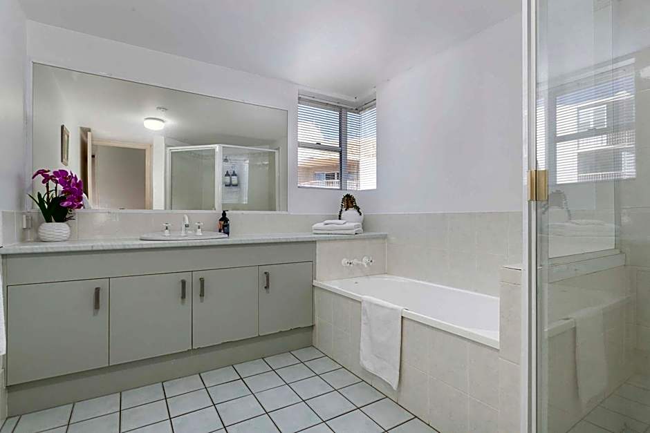 Surfside Buddina Beachfront 3bed Apt - Direct Beach Access