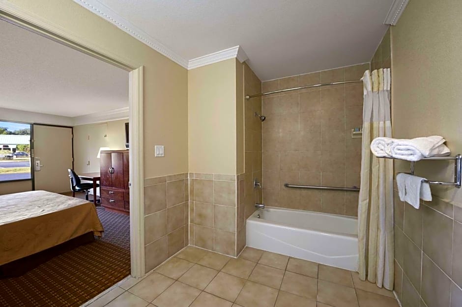 Travelodge by Wyndham Hinesville