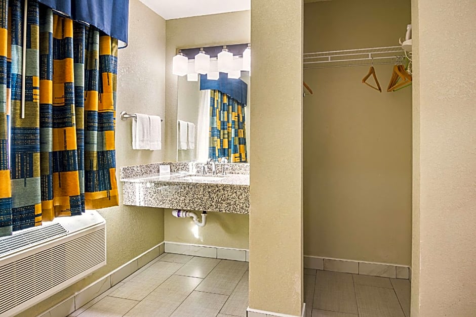 Rodeway Inn & Suites