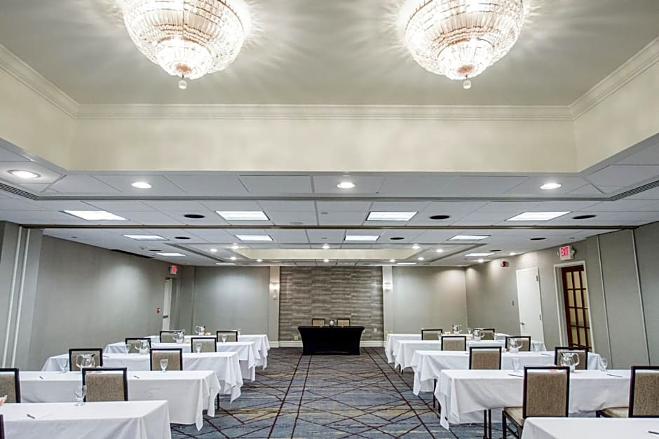 Crowne Plaza Edison, an IHG Hotel