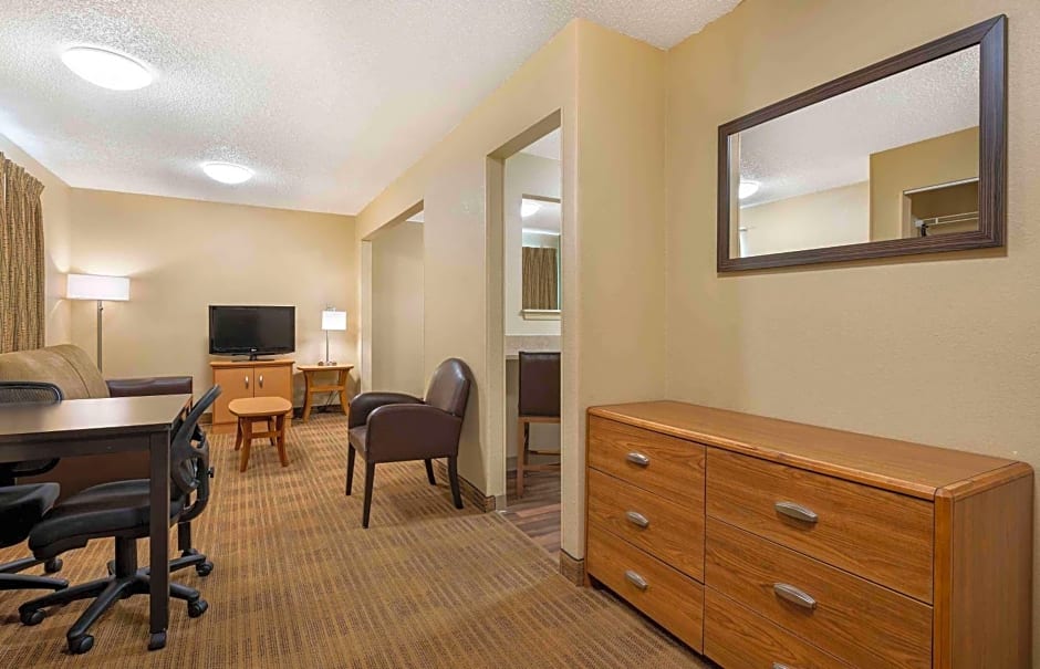 Suburban Studios Indianapolis Northwest - College Parks