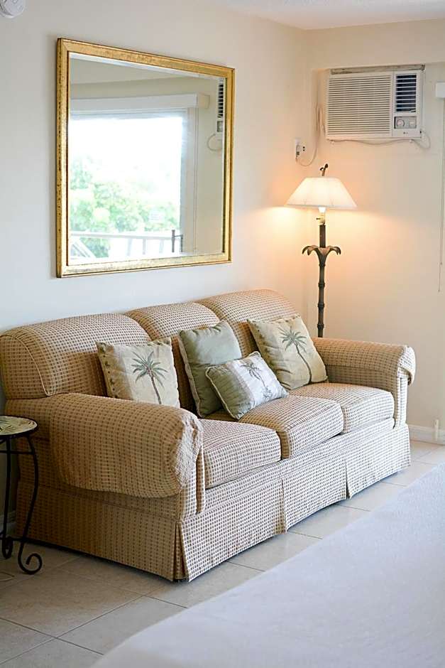 Cove Inn on Naples Bay