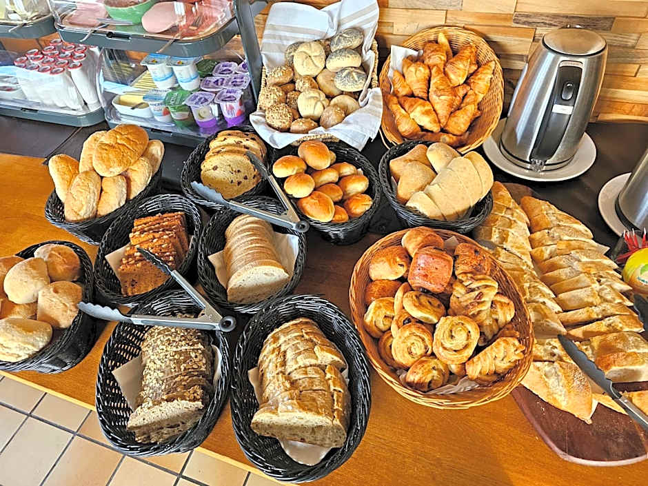 Hotel Westendia and Free Parking Top Breakfast