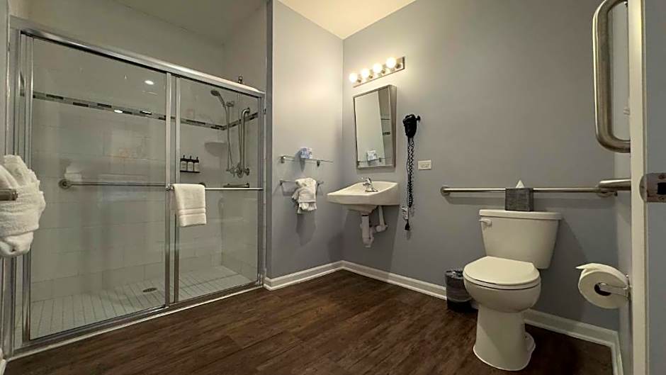 Foto 1 de 2 de 1 King Bed, Mobility Accessible, Roll in Shower