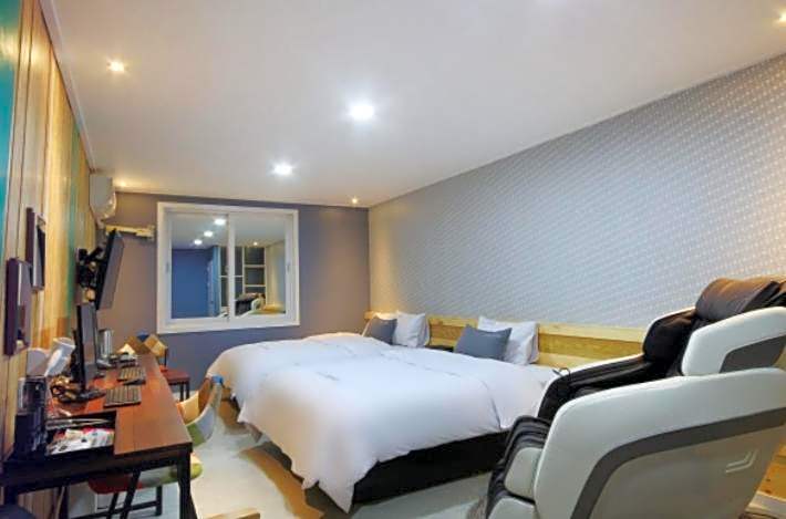Photo 1 of 5 of Suite
