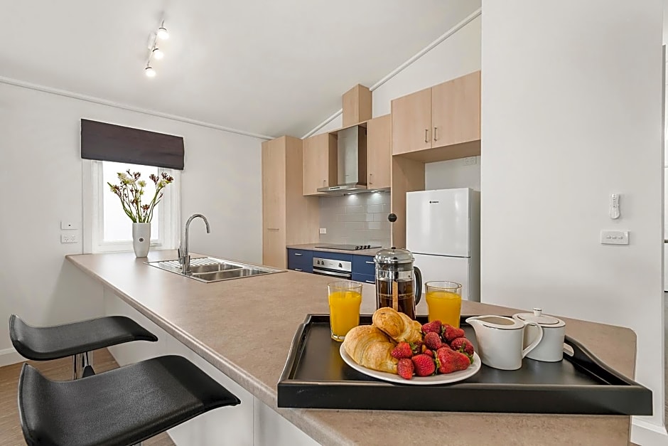 Blue Rosella on Piper