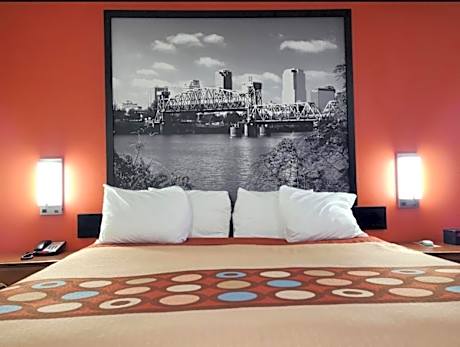 1 King Bed Deluxe Room Non-Smoking