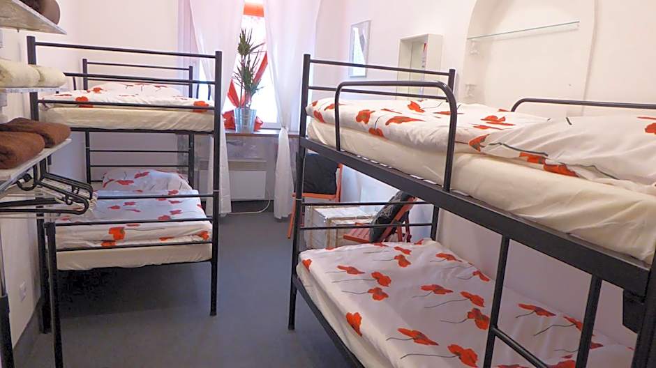 FlyFly Hostel , darmowy parking , rezerwuj przez urządzenia mobilne -10 procent