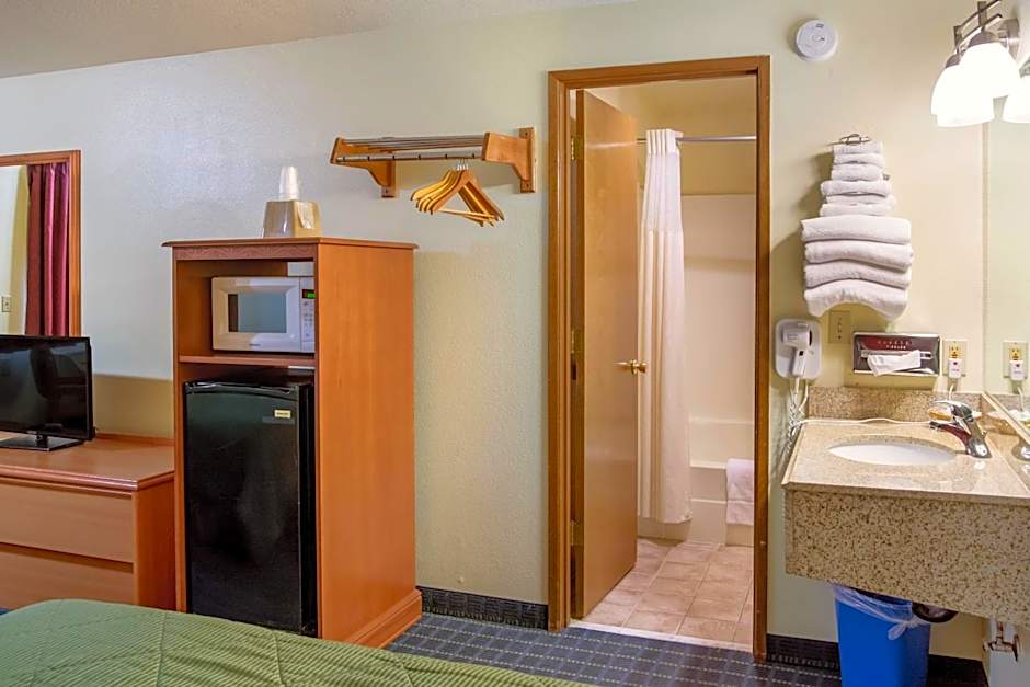 Super 8 by Wyndham Vancouver East