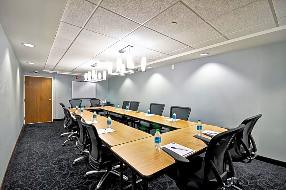 Holiday Inn Express Romulus / Detroit Airport By IHG