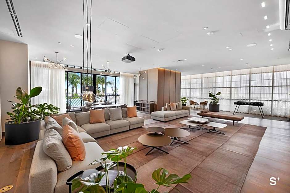 Modern Downtown 1BR with Amazing City Views